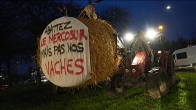 French farmers continue road blockades despite calls for Christmas truce