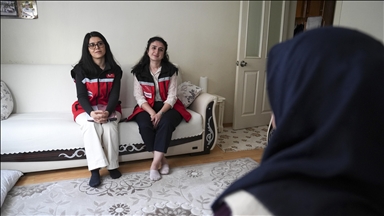 İstanbul'un "kırmızı yeleklileri" sosyal hizmetleri kapı kapı dolaşarak ulaştırıyor