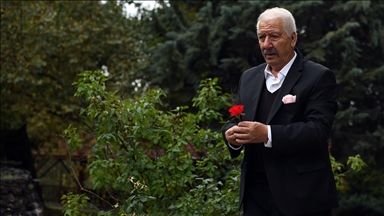 Evlendiği gün gördüğü eşine sevgisi vefatından sonra da bitmedi