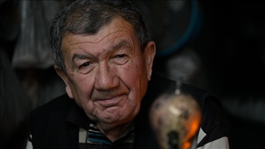 Manisalı çan ustası 65 yıldır atölyesinde üretim yapıyor