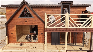 تركيا.. شقيقان يحولان الخشب إلى بيوت صديقة للبيئة في وان