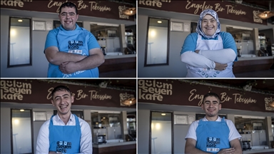 Bu kafeyi "gülümseyen özel yüzler" ayakta tutuyor