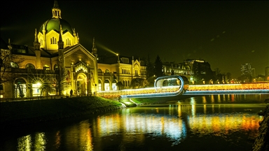 Urat dhe monumentet e Sarajevës ndriçohen për festat e fundvitit