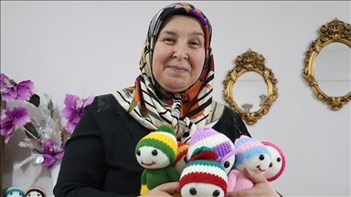 Turqi, me kukullat që krijon gëzon fëmijët jetimë