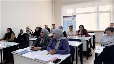 Kayseri'ye yerleşen yabancılar, Büyükşehir Belediyesinin ücretsiz kurslarında Türkçe öğreniyor