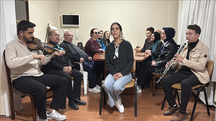 Müzik tutkunu 12 görme engelli koroda yeteneklerini sergiliyor