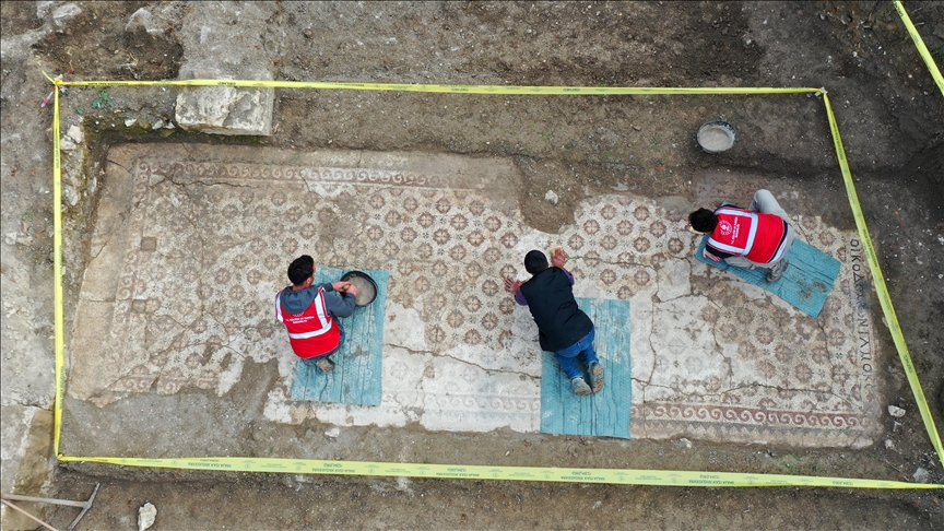 تركيا تستكمل استخراج فسيفساء تحمل نقوشا يونانية 