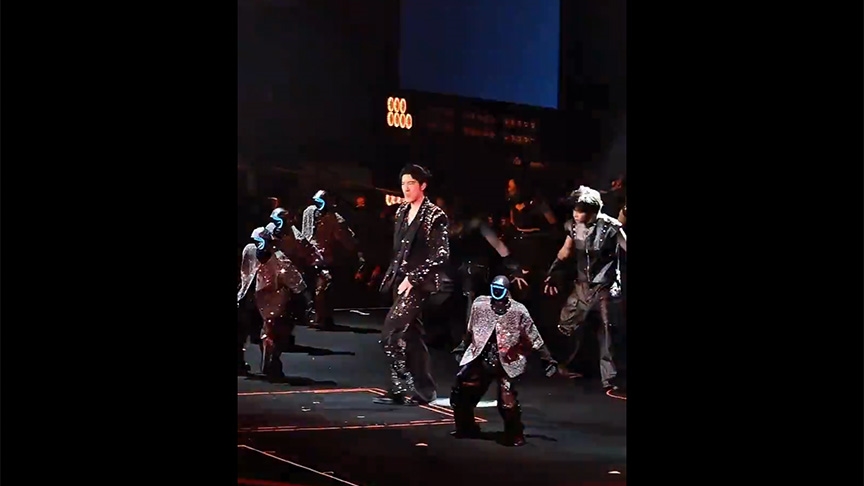 Çin'de insansı robotların konserdeki senkronize dansı şaşkınlık yarattı