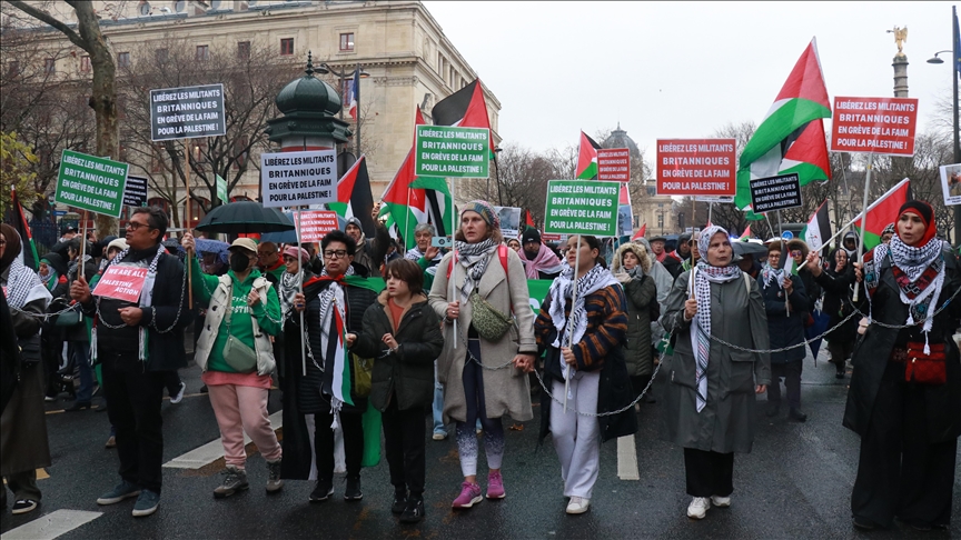 Стотици луѓе протестираа во Париз во знак на солидарност со Газа и Западниот Брег