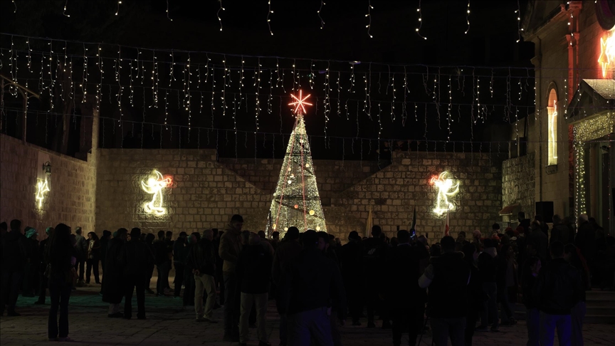 بعد انقطاع 14 عاما.. إضاءة شجرة الميلاد في قرية بإدلب السورية