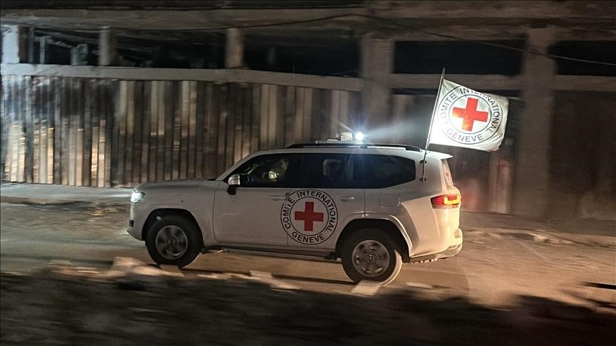 وصول 6 أسرى فلسطينيين مفرج عنهم إلى مستشفى دير البلح وسط غزة