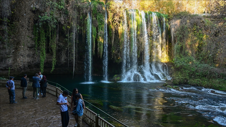 Düden Şelalesi dört mevsim ziyaretçi ağırlıyor