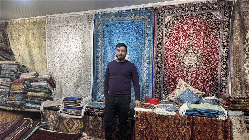 حرفة تتحدى الزمن.. سجاد سمرقند يحفظ تراث طريق الحرير