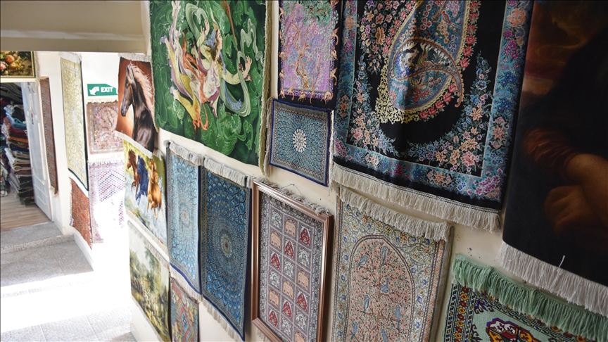ne-zemer-te-rruges-historike-te-mendafshit-qilimat-prej-mendafshi-vazhdojne-te-enden-me-dore