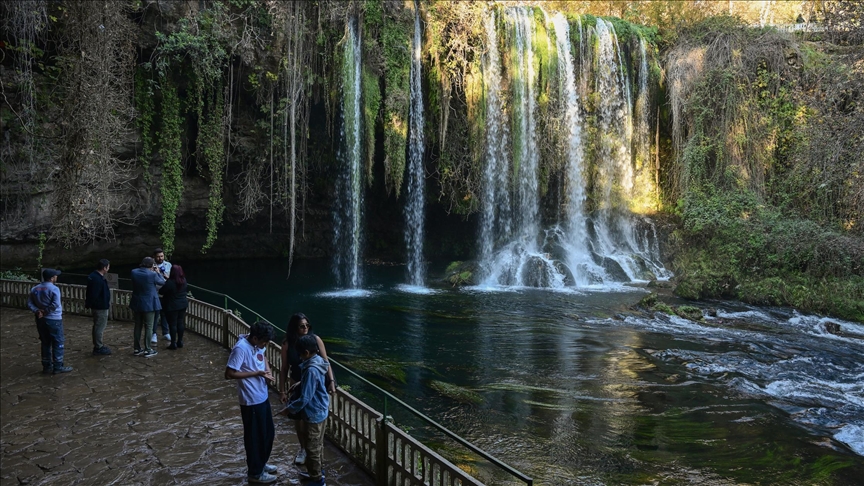 وجهة طبيعية بارزة في أنطاليا التركية.. شلال دودن يستقطب 900 ألف سائح