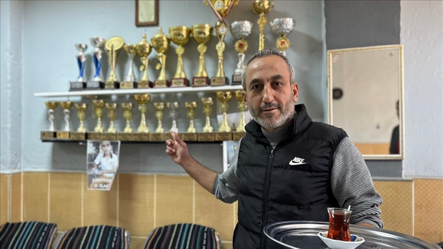 بائع شاي تركي يحصد 25 كأسا من هواية الحمام الزاجل