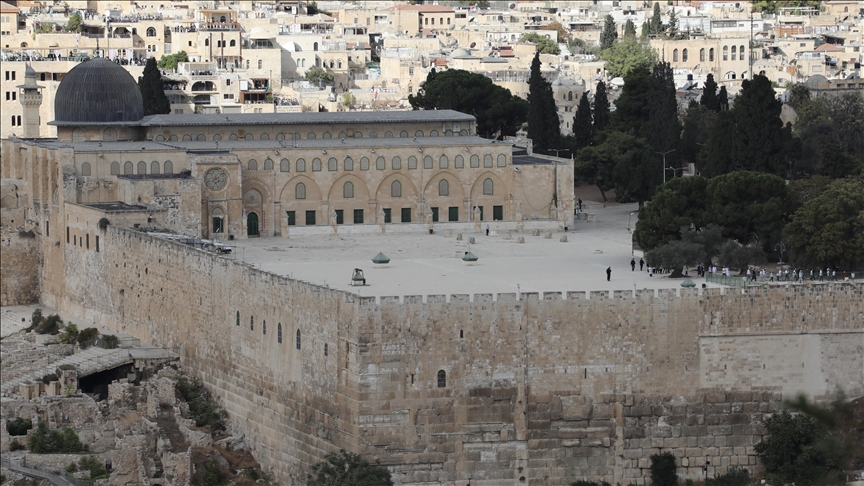 Hundreds of illegal Israeli settlers storm Al-Aqsa Mosque in occupied East Jerusalem
