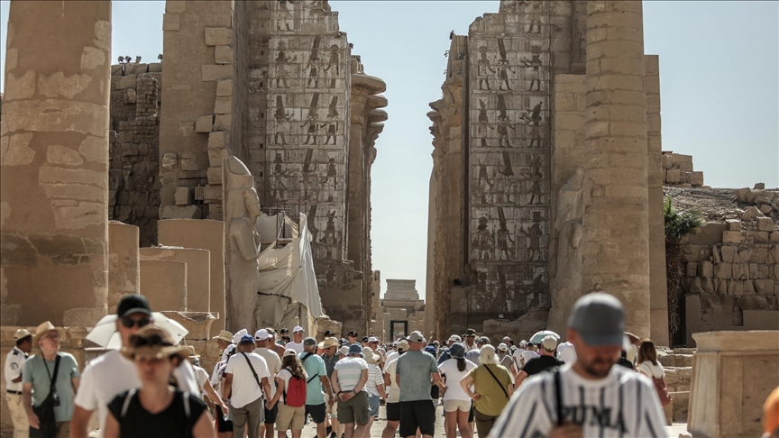 مصر.. الشمس تتعامد في معابد الكرنك والغيوم تحجبها عن قصر قارون