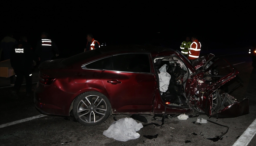 Li Çanakkaleyê du otomobîl li hev qelibîn, 5 kes mirin û kesek birîndar bû
