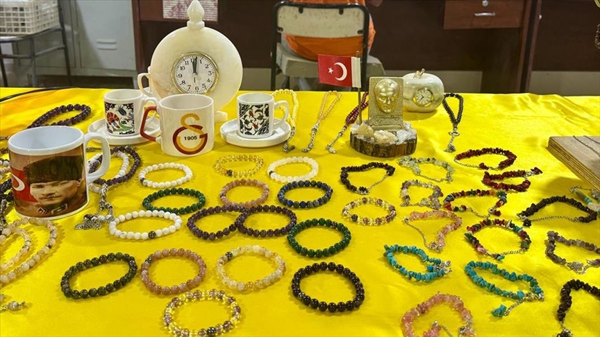 Të burgosurit prodhojnë bizhuteri dhe suvenire