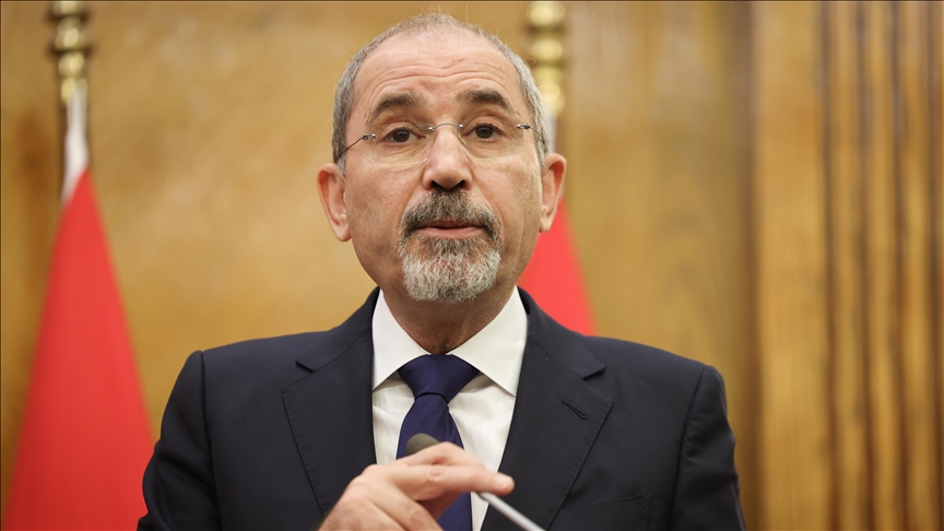 الصفدي يبدأ زيارة عمل للرياض للقاء نظيره السعودي