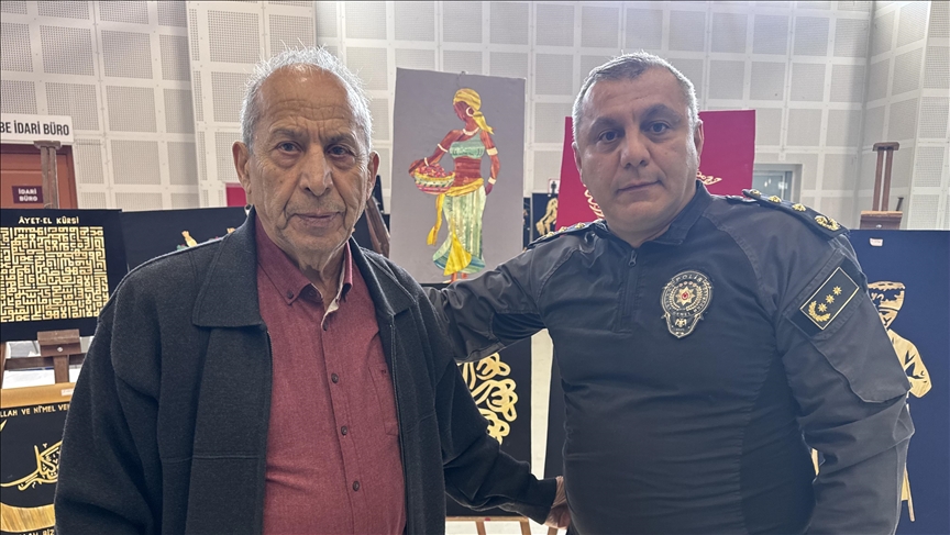 Emekli emniyet müdürü ve oğlu çavdar sapıyla sanatsal eserler ortaya koyuyor