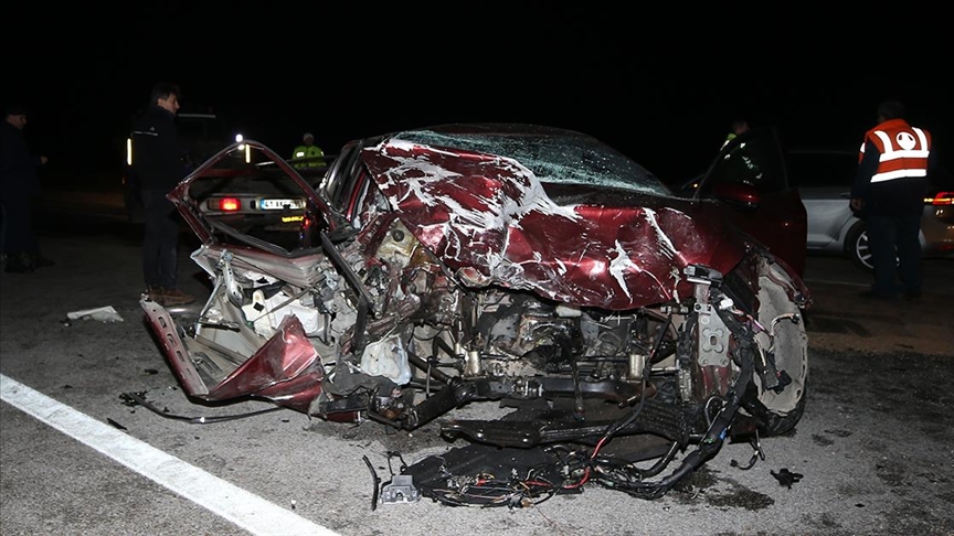 Çanakkale'de iki otomobilin çarpıştığı kazada 5 kişi öldü, 1 kişi yaralandı