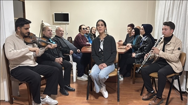 Müzik tutkunu 12 görme engelli koroda yeteneklerini sergiliyor