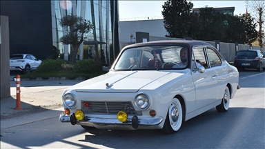 Entuziasti i makinave mban gjallë dashurinë e tij për veturën "Anadol"