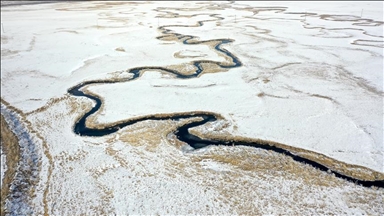 تعرجات مائية تنساب بين الثلوج.. مشاهد خلابة في "غوله" التركية