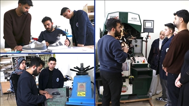 Ayakkabıcılığın püf noktalarını mezun olduğu okuldaki öğrencilere aktarıyor