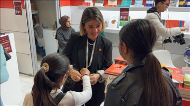 شابات تركيات يوزعن أساور فلسطينية تضامنًا مع غزة