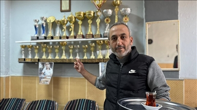 بائع شاي تركي يحصد 25 كأسا من هواية الحمام الزاجل