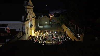 Suriye’nin İdlib ilinde 14 yıl sonra Noel ışıklandırması yapıldı