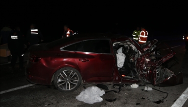  Li Çanakkaleyê du otomobîl li hev qelibîn, 5 kes mirin û kesek birîndar bû