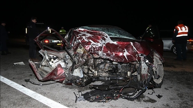 Çanakkale'de iki otomobilin çarpıştığı kazada 5 kişi öldü, 1 kişi yaralandı