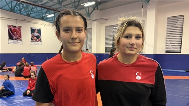 Güreşçi ikizler şampiyonluklara birlikte uzanmak için çalışmalarını sürdürüyor