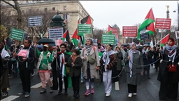 Стотици луѓе протестираа во Париз во знак на солидарност со Газа и Западниот Брег