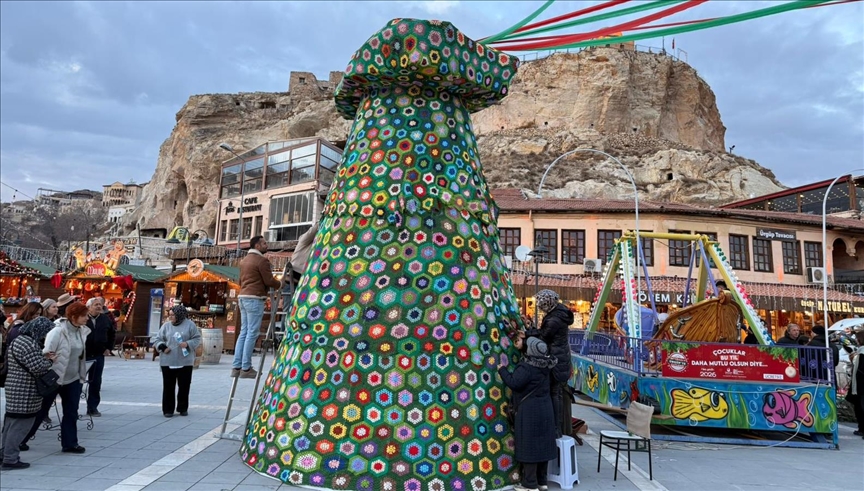 Kapadokya'da profilden yapılan peribacası maketine 2 bin 500 parçadan oluşan örgü motif giydirildi