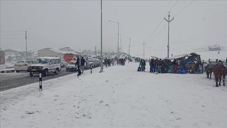 Reshjet e dëborës shënojnë fillimin e dimrit të ashpër në Jammu dhe Kashmir