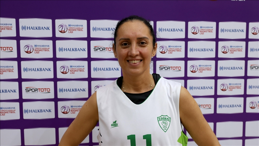 Kadınlar Basketbol 1. Ligi'nin "emekli" oyuncusu parkede genç sporculara örnek oluyor