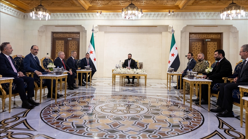 Ministrat e Jashtëm dhe të Mbrojtjes të Turqisë si dhe shefi i inteligjencës takohen me presidentin sirian