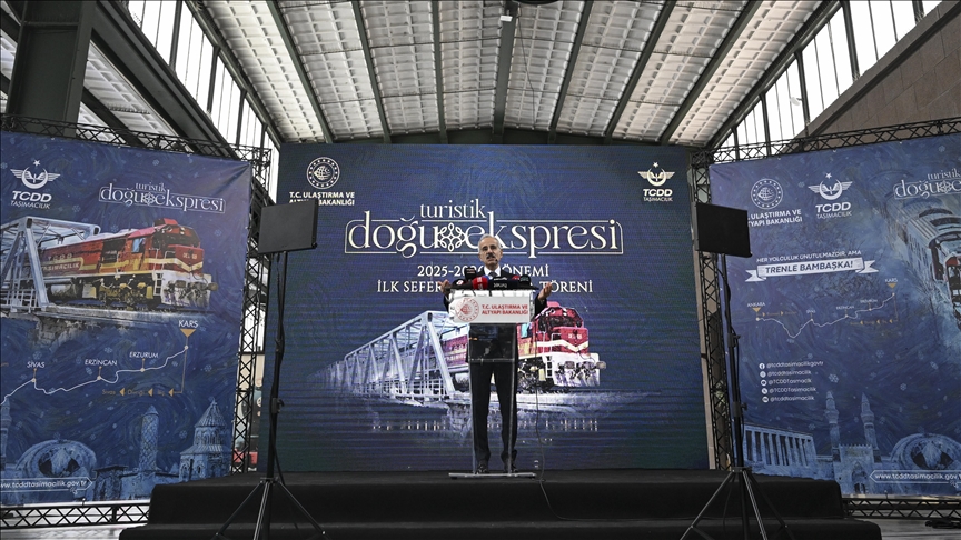 Bakan Uraloğlu, Turistik Doğu Ekspresi'nin yeni sezondaki ilk seferini uğurladı