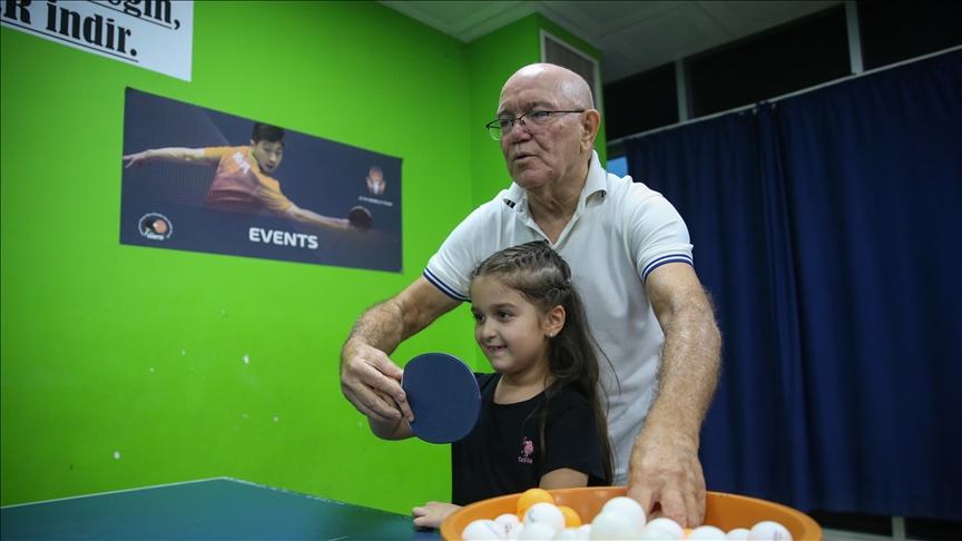 Veteran masa tenisçi Mehmet Kasapoğlu, 50 yıllık deneyimini çocuklara aktarıyor