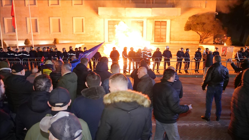 Në Shqipëri mbahet protestë antiqeveritare, shënohen tensione