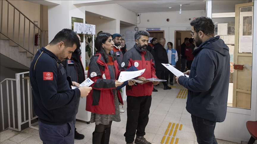 Tunceli'de gönüllüler deprem risklerine karşı ev ve iş yerlerinde "tehlike avı"nda
