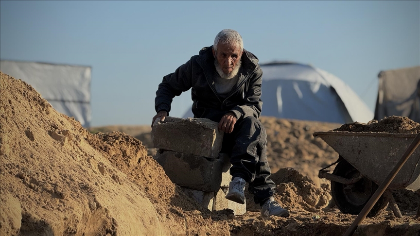 أبو حطب.. مسن يواري 18 ألف فلسطيني قتلتهم إسرائيل بغزة (تقرير)