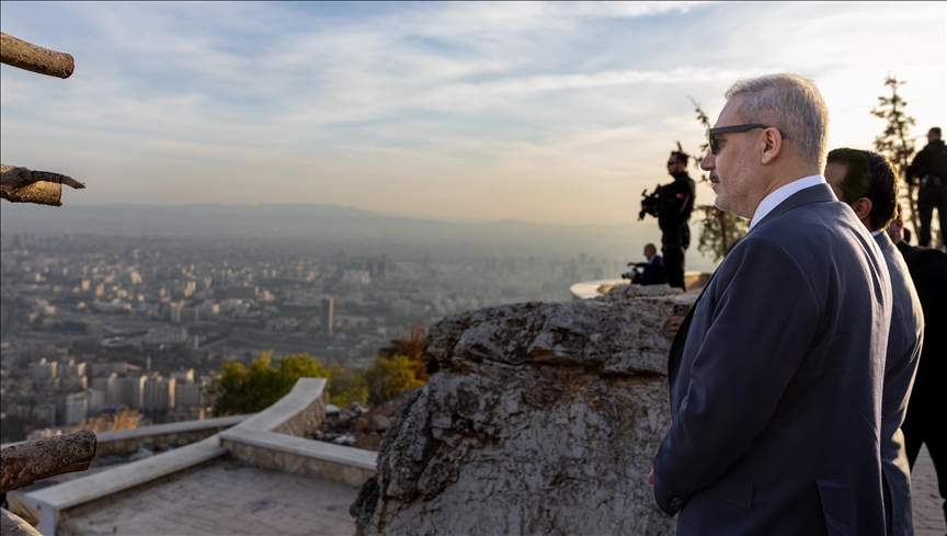 دمشق.. فيدان والشيباني يعتليان قمة جبل قاسيون