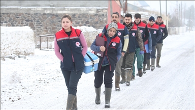 Kars'ta veteriner hekimler, hayvanların sağlığı için çetin kış koşullarında sahada