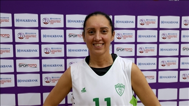 Kadınlar Basketbol 1. Ligi'nin "emekli" oyuncusu parkede genç sporculara örnek oluyor